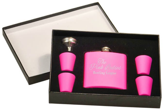 Pink flask gift set with four cups and funnel in black gift box, customized engraving visible.